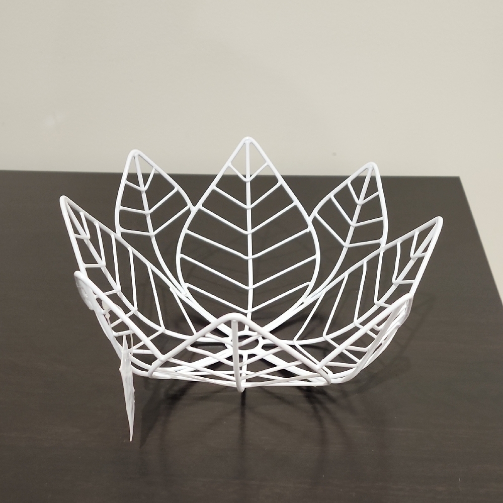 White Leaf-Shaped Wire Basket